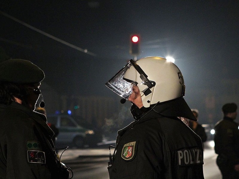 NRW-weite Razzia im Rockermilieu: Hintergrund ist die Massenschlägerei zwischen Rockern in Mönchengladbach Ende Januar. In Düsseldorf-Gerresheim stattete die Polizei dem Klub „Clan 81“ einen Besuch ab. Der Klub gilt als Unterstützer der Hells Angels. Dabei wurde eher zufällig eine große Hanfplantage entdeckt. Foto: Lars Heidrich / WAZ Foto Pool