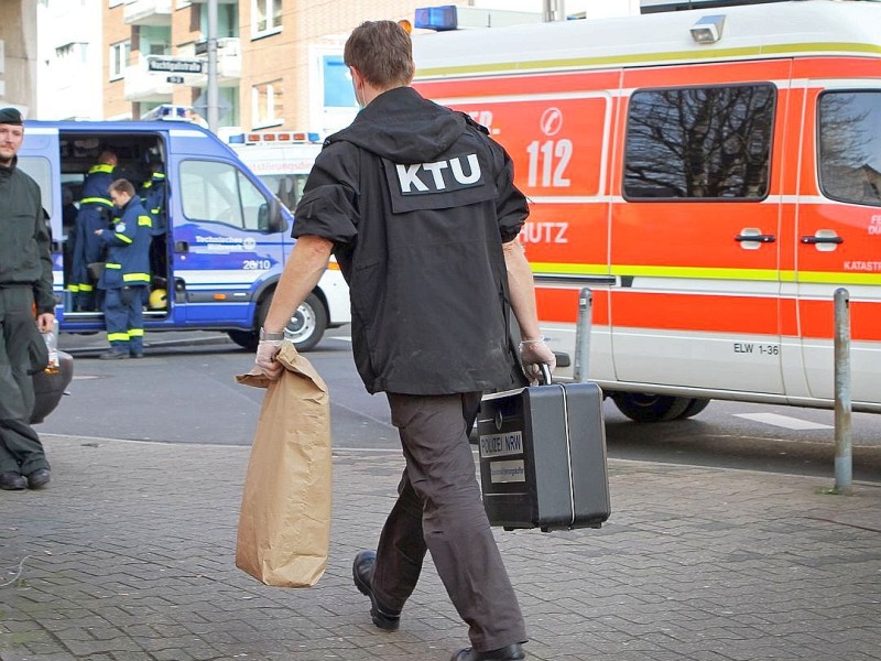 NRW-weite Razzia im Rockermilieu: Hintergrund ist die Massenschlägerei zwischen Rockern in Mönchengladbach Ende Januar. In Düsseldorf-Gerresheim stattete die Polizei dem Klub „Clan 81“ einen Besuch ab. Der Klub gilt als Unterstützer der Hells Angels. Dabei wurde eher zufällig eine große Hanfplantage entdeckt. Foto: Lars Heidrich / WAZ Foto Pool