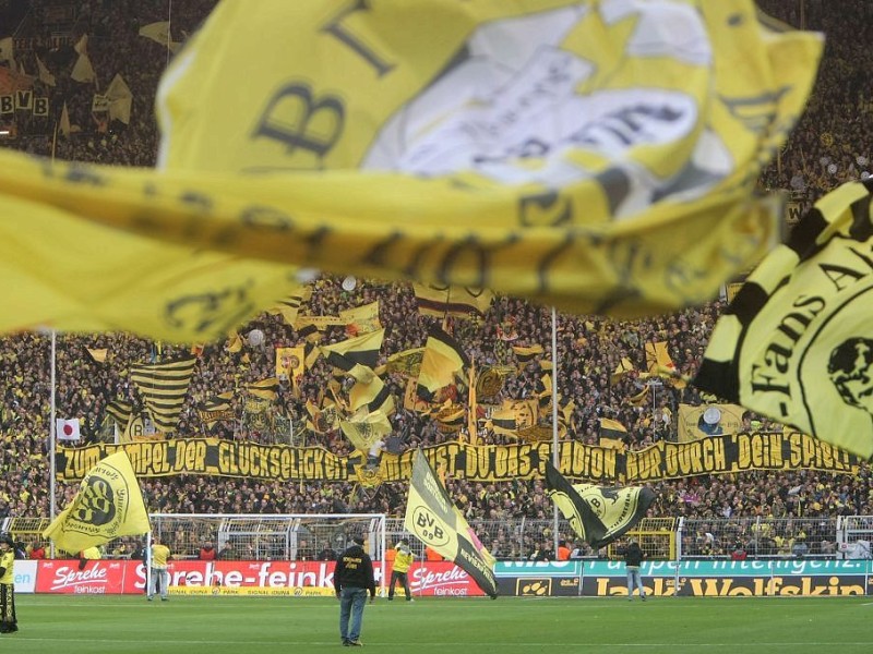 Die Fans erklären das Stadion zum Tempel der Glückseligkeit.