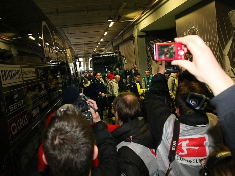 Nach dem derzeitigen Spielstand in Bremen verlässt die Mannschaft den Bus bereits als Meister.