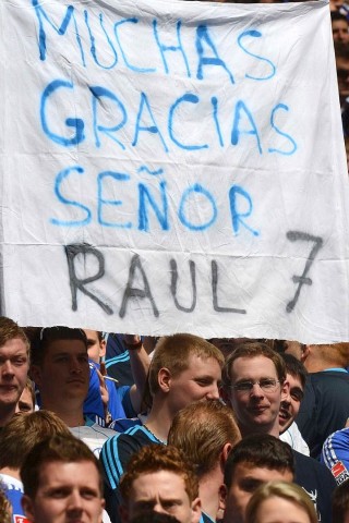 Mit stehenden Ovationen verabschiedeten sich die Fans des FC Schalke von ihrem Liebling Raúl. Der Spanier drehte mit seinen Kindern ein paar Ehrenrunden durch die Arena und bedankte sich bei seinen Anhängern.