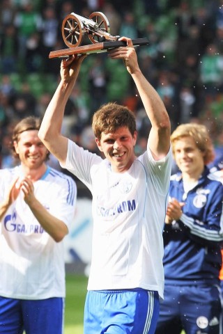 Mit drei Toren Vorsprung auf Mario Gomez sicherte sich Klaas-Jan Huntelaar am letzten Bundesliga-Spieltag die Torjägerkanone.