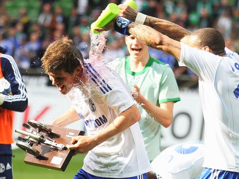 Mit drei Toren Vorsprung auf Mario Gomez sicherte sich Klaas-Jan Huntelaar am letzten Bundesliga-Spieltag die Torjägerkanone.