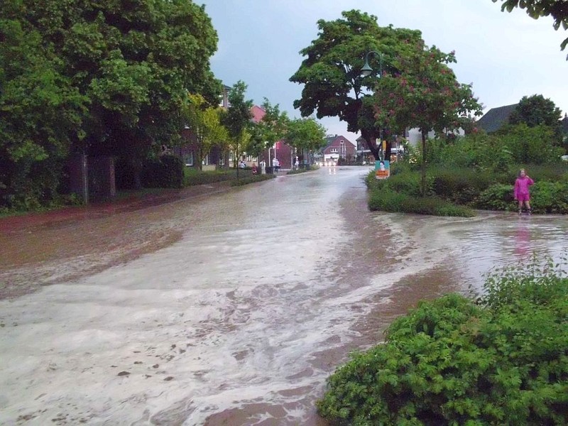 In Sonsbeck verstopfte  Schlamm Einläufe, Kanäle und Gräben, so dass das Wasser und der Schlamm teilweise bis zu einem halben Meter hoch durch die Straßen Xantener-, Balberger- und Parkstraße, sowie Huf und Dassendaler Weg liefen. Viele Keller liefen zum Teil bis unter die Kellerdecke voll. Foto: Feuerwehr