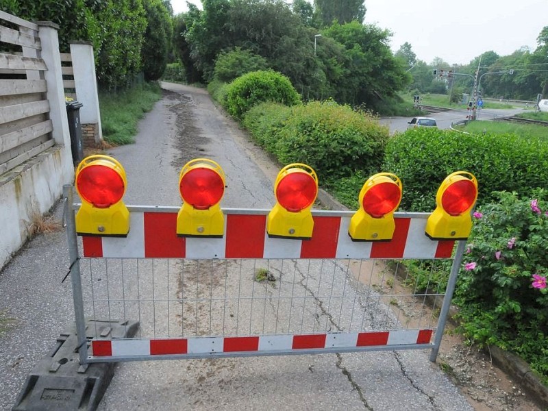 Unwetterbedingter Erdrutsch in Emmerich-Elten: Ein Wirtschaftsweg am Eltenberg wurde mit einer zehn bis 20 Zentimeter dicken Schicht aus Geröll, Lehm, Schlamm und Ziegelsteinen bedeckt. Über den Wirtschaftsweg gelangte die Erdmasse auf die Bundesstraße 8. Foto: Dirk Schuster / WAZ FotoPool