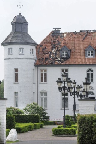 Im historischen Haus Dieprahm in Kamp-Lintfort schlug Sonntagabend bei einem Unwetter der Blitz ein. Der Dachstuhl wurde schwer beschädigt. Im Haus richtete das Löschwasser Schaden an. Foto: Ulla Michels / WAZ FotoPool