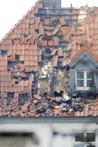 Im historischen Haus Dieprahm in Kamp-Lintfort schlug Sonntagabend bei einem Unwetter der Blitz ein. Der Dachstuhl wurde schwer beschädigt. Im Haus richtete das Löschwasser Schaden an. Foto: Ulla Michels / WAZ FotoPool