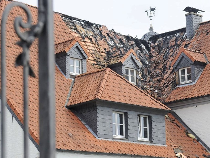 Im historischen Haus Dieprahm in Kamp-Lintfort schlug Sonntagabend bei einem Unwetter der Blitz ein. Der Dachstuhl wurde schwer beschädigt. Im Haus richtete das Löschwasser Schaden an. Foto: Ulla Michels / WAZ FotoPool