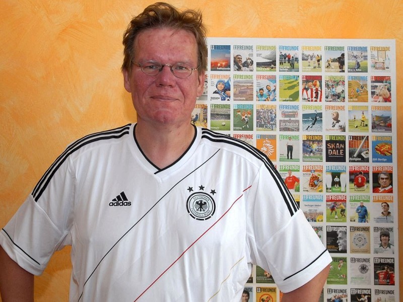 Thomas Richter trägt das aktuelle Heim-Trikot der EM 2012. Der Duisburger sammelt seit 1985 und hat mittlerweile mehr als 170 Trikots in seinem Fundus. Darunter sind Mannschafts-Shirts aus aller Welt aber auch etliche Trikots von Deutschland, England und seines Lieblingsvereins Borussia Mönchengladbach.