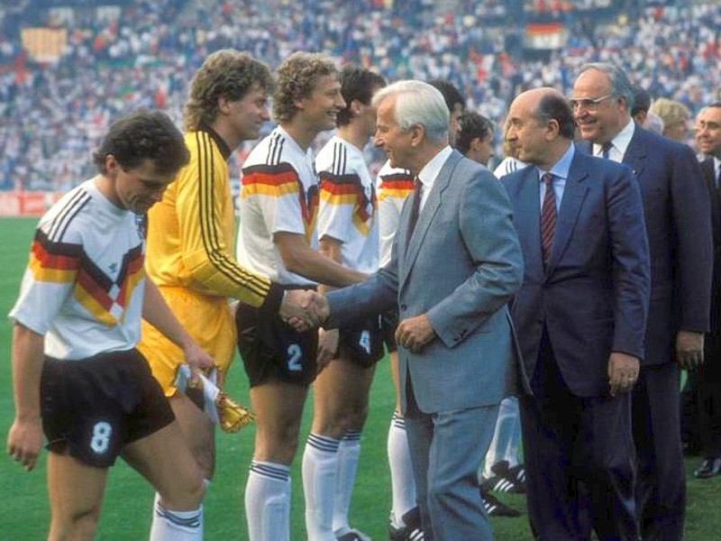 Bundespräsident Richard von Weizsäcker (3.v.re.), Bundeskanzler Helmut Kohl und der italienische Ministerpräsident Ciriaco de Mita (2.v.re.) begrüßen das deutsche Team beim Eröffnungsspiel der EM 88 in Deutschland. Die Partie in Düsseldorf endete 1:1. Von links: Lothar Matthäus, Torwart Eike Immel und Guido Buchwald.