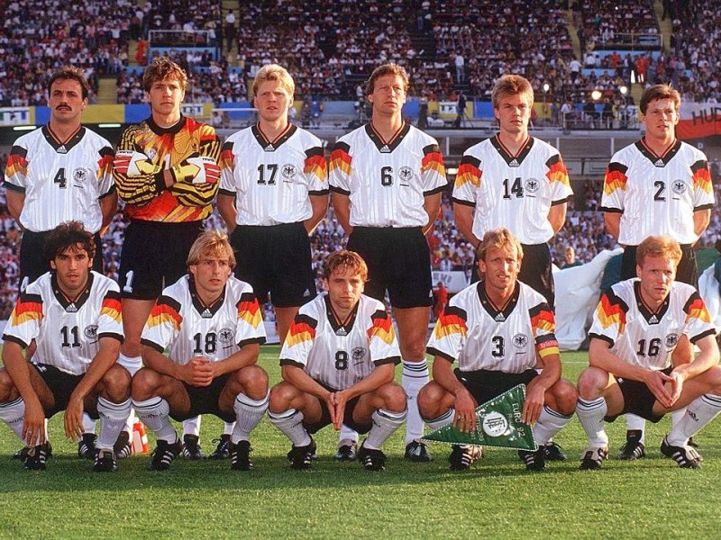 Das Mannschaftsfoto der deutschen ElfL: Hinten von links: Jürgen Kohler, Torwart Bodo Illgner, Stefan Effenberg, Guido Buchwald, Thomas Helmer, Stefan Reuter, vorn: Karl-Heinz Riedle, Jürgen Klinsmann, Thomas Häßler, Andreas Brehme, Matthias Sammer