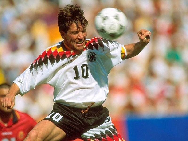 Bei diesem Turnier schaffte es die Mannschaft gerade in die Finalrunde. Hier zu sehen ist Lothar Matthäus bei einem Kopfball.