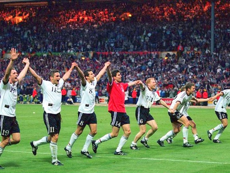 Schlussjubel Deutschland nach dem Titelgewinn im Londoner Wembley-Stadion. Von links: Thomas Strunz, Stefan Kuntz, Mehmet Scholl, Markus Babbel, Matthias Sammer, Oliver Bierhoff und Christian Ziege.