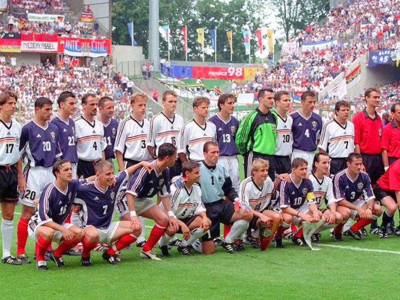 Eine Runde später, gegen Kroatien, schied die deutsche Elf dann aus dem Turnier aus. Hier ein gemeinsames Mannschaftsfoto Jugoslawien und Deutschland, hinten, v.li.: Ziege, Stankovic, Kovacevic, Kohler, Heinrich, Hamann, Wörns, Komljenovic, Kralj, Bierhoff, Jokanovic, Möller, Nielsen, Zammit, Okada; vorn: Petrovic, Jugovic, Mijatovic, Thon.