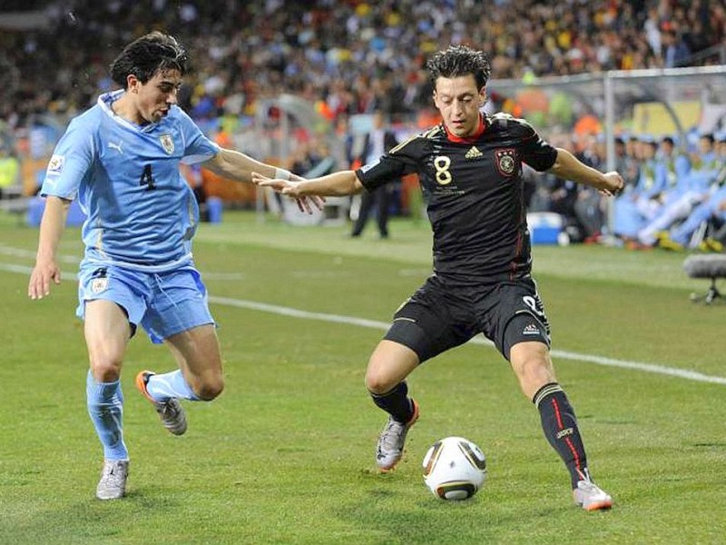 Beim Spiel um Platz 3 lief die deutsche Elf im Auswärts-Trikot auf. Hier zu sehen ist Mesut Oezil im Zweikampf gegen Jorge Fucile aus Uruguay. Deutschland gewinnt 2:3.