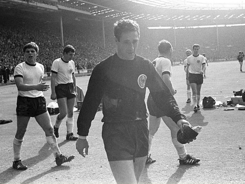 Torwart Hans Tilkowski, Wolfgang Weber (li.), Lothar Emmerich (2.v.li.), Uwe Seeler (2.v.re.) und Franz Beckenbauer gehen nach der Finalniederlage enttäuscht vom Platz.