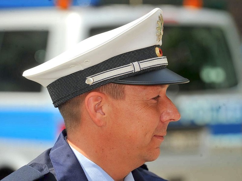 Neue Polizeiuniformen am Montag, 09.07.2012 in Recklinghausen. Im Polizeipräsidium stellte die Polizei die neue Dienstuniform vor. IM Bild PK Jörg Borreck mit der neuen Schirmmütze.Foto: Joachim Kleine-Büning/WAZ FotoPool