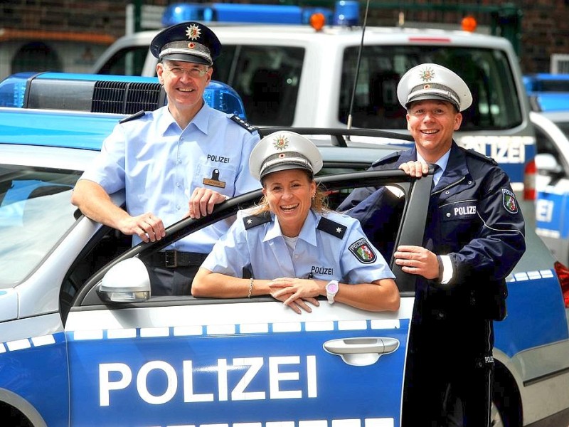 Neue Polizeiuniformen am Montag, 09.07.2012 in Recklinghausen. Im Polizeipräsidium stellte die Polizei die neue Dienstuniform vor. Im Bild der Leiter der Dienststelle RE, Michael Zachäus, PK Tanja Laszewski und PK Jörg Borreck (vL).Foto: Joachim Kleine-Büning/WAZ FotoPool