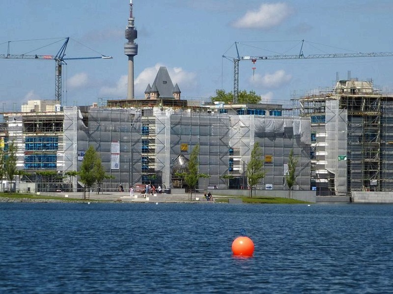 Am Phoenixsee stehen am 5. Juli 2012 Baukräne. Das Symbolfoto verdeutlicht die rege Bautätigkeit rund um den See.Foto: Franz Luthe