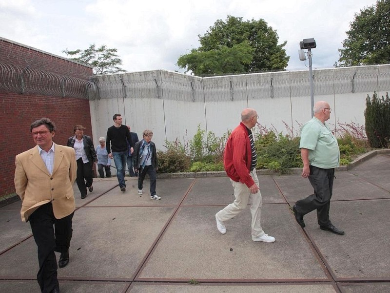 Zur WAZ-Aktion Die WAZ Oeffnet Pforten hat die Justizvollzugsanstalt Kruemmede in Bochum am Dienstag, 07. August 2012, zu einer Besichtigung eingeladen. Uwe Nelle-Cornelsen, Leiter der JVA, und Rolf Lensing, Leiter des allgemeinen Vollzugsdienstes fuehrten durch die Gebaeude und ueber das Gelaende. Foto: Thomas Goedde / WAZ FotoPool