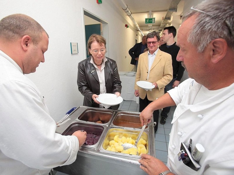 Zur WAZ-Aktion Die WAZ Oeffnet Pforten hat die Justizvollzugsanstalt Kruemmede in Bochum am Dienstag, 07. August 2012, zu einer Besichtigung eingeladen. Uwe Nelle-Cornelsen, Leiter der JVA, und Rolf Lensing, Leiter des allgemeinen Vollzugsdienstes fuehrten durch die Gebaeude und ueber das Gelaende. Abschliessend wurden die Besucher zum Mittagessen eingeladen. Foto: Thomas Goedde / WAZ FotoPool