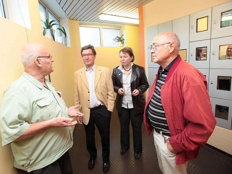 Zur WAZ-Aktion Die WAZ Oeffnet Pforten hat die Justizvollzugsanstalt Kruemmede in Bochum am Dienstag, 07. August 2012, zu einer Besichtigung eingeladen. Uwe Nelle-Cornelsen, Leiter der JVA, und Rolf Lensing, Leiter des allgemeinen Vollzugsdienstes fuehrten durch die Gebaeude und ueber das Gelaende. An der Pforte wurden die Besucher durchsucht. Foto: Thomas Goedde / WAZ FotoPool