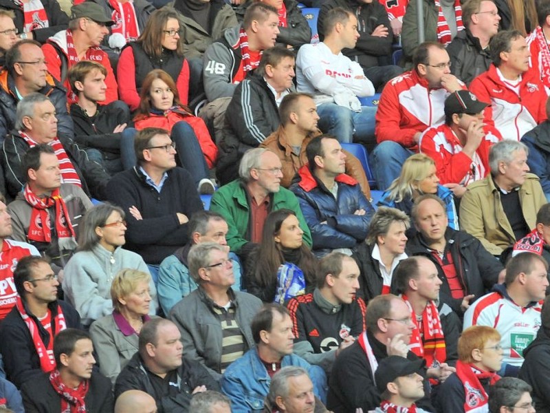 2. Fussball Bundesliga: SC Paderborn - 1. FC Köln 1:2 (0:1). Die Kölner Fans des 1.FC Köln hatten Grund zum Feiern.