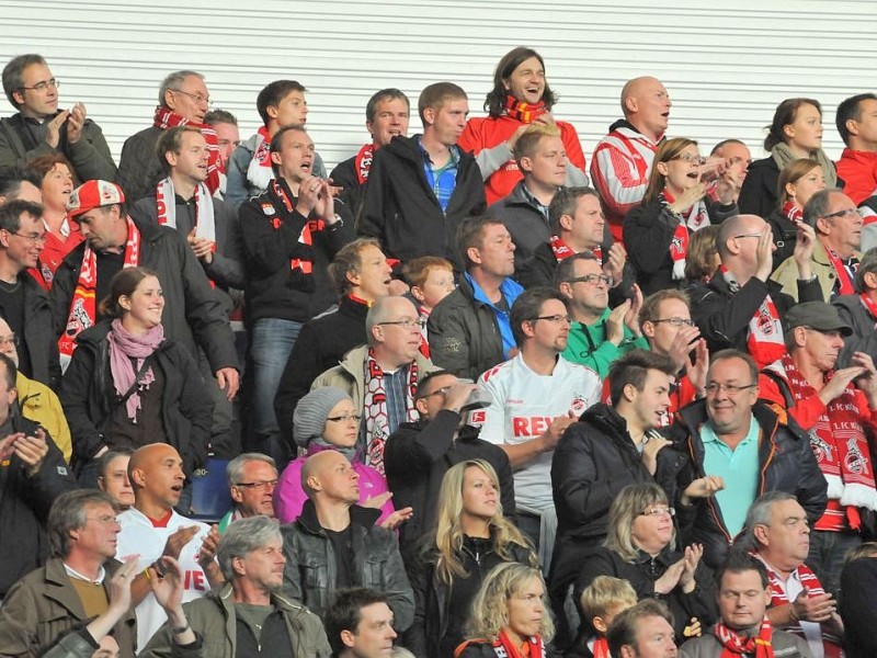 2. Fussball Bundesliga: SC Paderborn - 1. FC Köln 1:2 (0:1). Die Kölner Fans des 1.FC Köln hatten Grund zum Feiern.