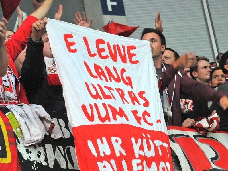 2. Fussball Bundesliga: SC Paderborn - 1. FC Köln 1:2 (0:1). Die Kölner Fans des 1.FC Köln hatten Grund zum Feiern.