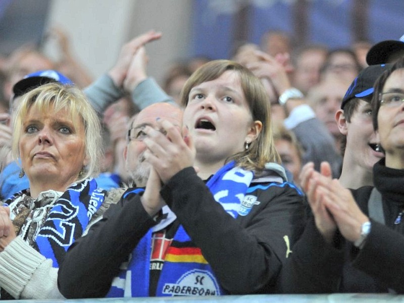 2. Fussball Bundesliga: SC Paderborn - 1. FC Köln 1:2 (0:1).  Die Fans des SC Paderborn sind enttäuscht.