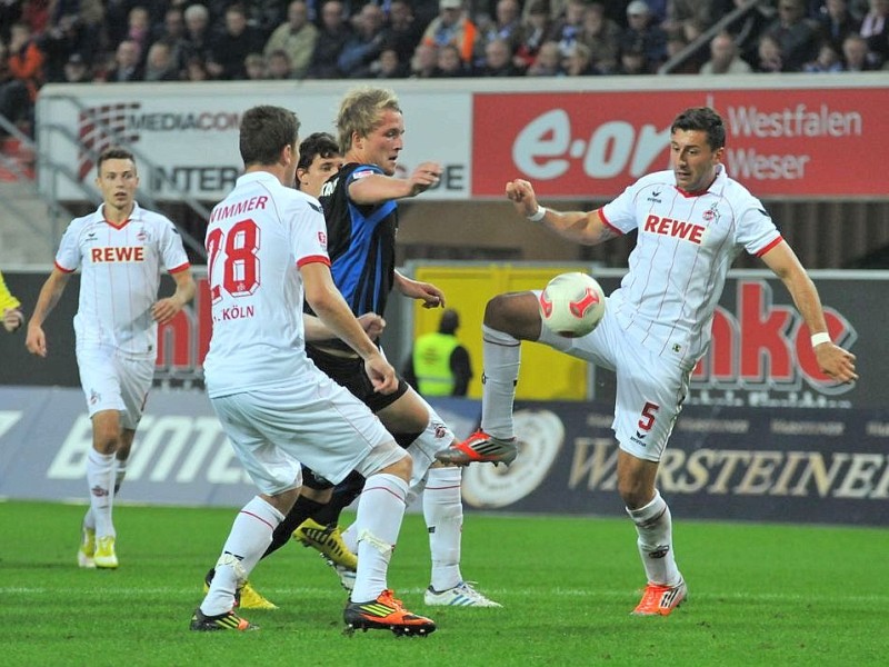 2. Fussball Bundesliga: SC Paderborn - 1. FC Köln 1:2 (0:1). Philipp Hofmann (SCP) gegen die Kölner Abwehrspieler Kevin Wimmer (l.) und Dominic Maroh (r.).