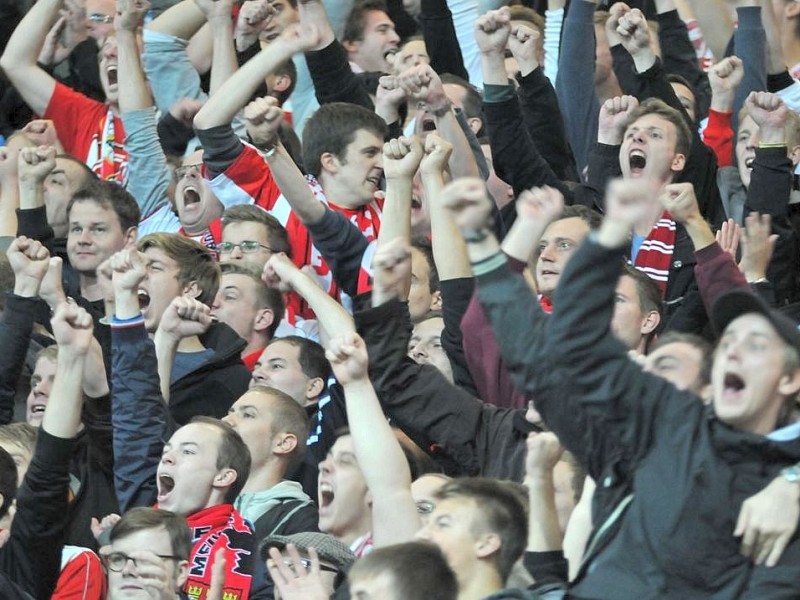 2. Fussball Bundesliga: SC Paderborn - 1. FC Köln 1:2 (0:1). Die Fans des 1. FC Köln feiern den Sieg.