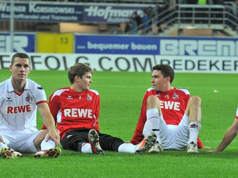 2. Fussball Bundesliga: SC Paderborn - 1. FC Köln 1:2 (0:1). Die Spieler des 1. FC Köln feiern den Sieg.