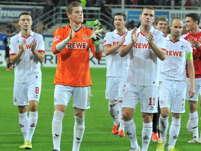 2. Fussball Bundesliga: SC Paderborn - 1. FC Köln 1:2 (0:1). Die Spieler des 1. FC Köln feiern den Sieg.