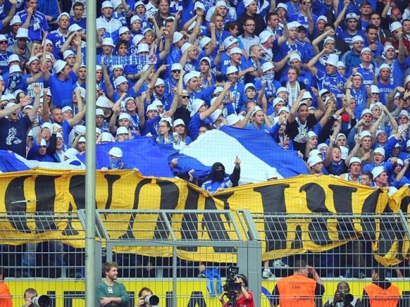 Während des Spiels ging es mit den gegenseitigen Provokationen zwischen Fans des FC Schalke 04 und dem BVB weiter.