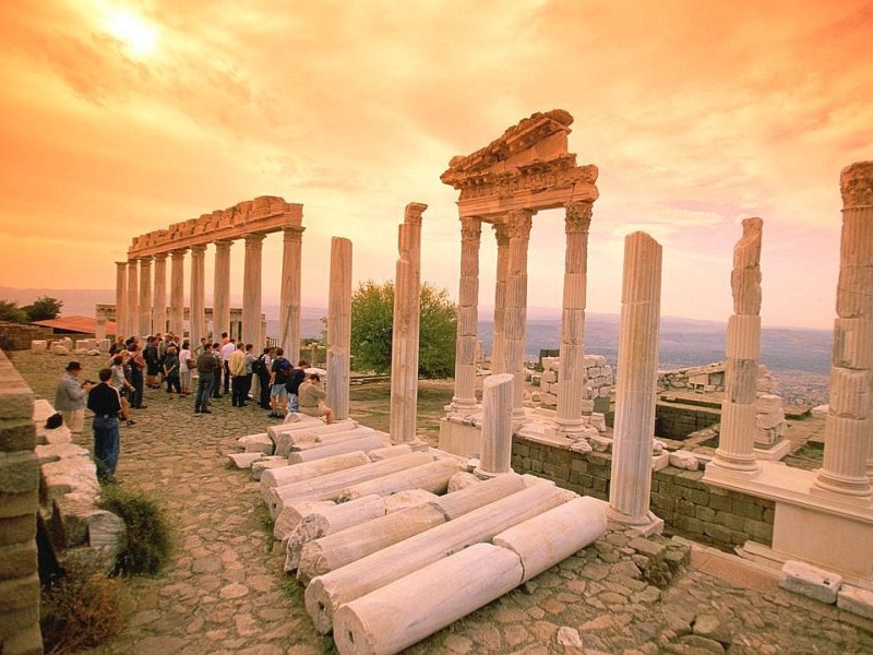 Platz acht belegt die Türkei. Neben der besonderen türkischen Küche locken einige kulturelle Schätze die Besucher ins Land. Bemerkenswert: Der alte Tempel des Trajan in der alten Stadt Pergamon, heute Bergama.