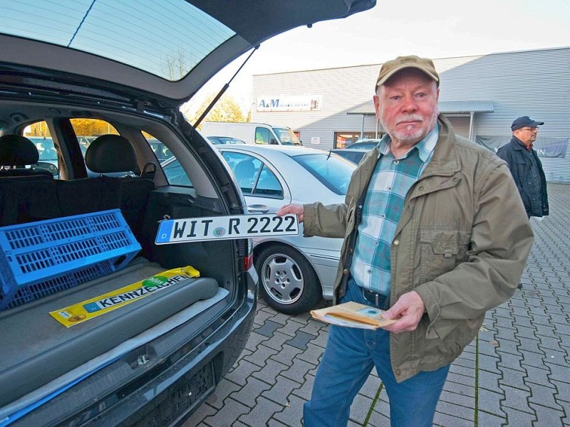 Am Mittwoch, den 14.11.2012 wurden an dem Straßenverkerhsamt in Witten-Herbede erstmals seit 1976 wieder amtliche Kennzeichen mit dem Kürzel WIT ausgegeben. Werner Samotta zeigte sein neues WIT-Wunschkennzeichen. Foto: Olaf Ziegler / WAZ FotoPool