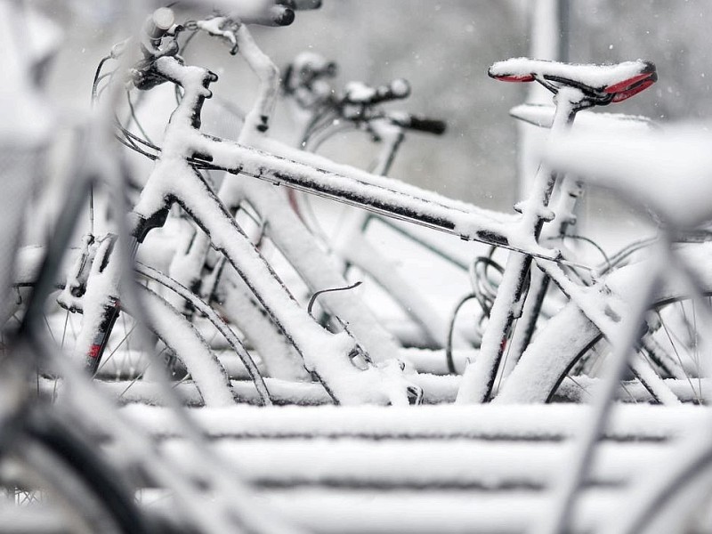 Winterwetter in der Innenstadt in Moers am Freitag, 07.12.2012. Foto: Bernd Lauter/WAZ FotoPool