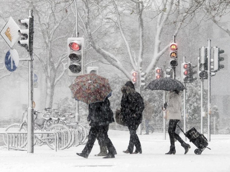 Winterwetter am Koeniglichen Hof in Moers am Freitag, 07.12.2012. Foto: Bernd Lauter/WAZ FotoPool