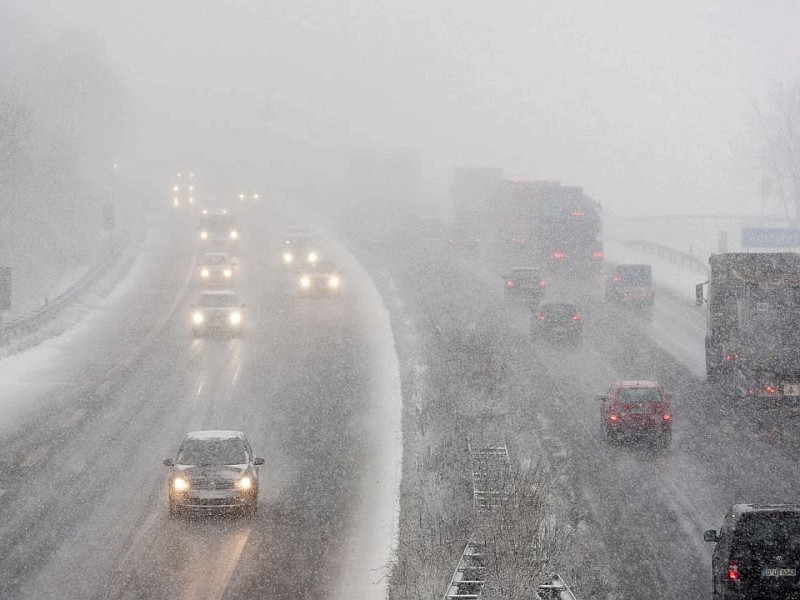 Winterwetter auf der Autobahn A57 an der Anschlussstelle Moers - Kapellen am Freitag, 07.12.2012. Foto: Bernd Lauter/WAZ FotoPool