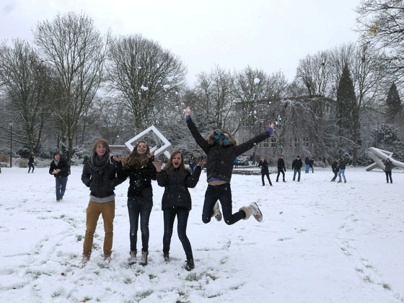 Am 7. Dezember 2012 schneit es in Duisburg. Die Bahnhofsplatte und der Kantpark liegen unter Schnee.Foto: Sinan Sat WAZ FotoPool