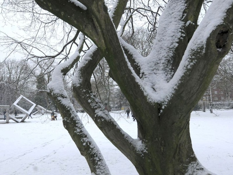 Am 7. Dezember 2012 schneit es in Duisburg. Die Bahnhofsplatte und der Kantpark liegen unter Schnee.Foto: Sinan Sat WAZ FotoPool