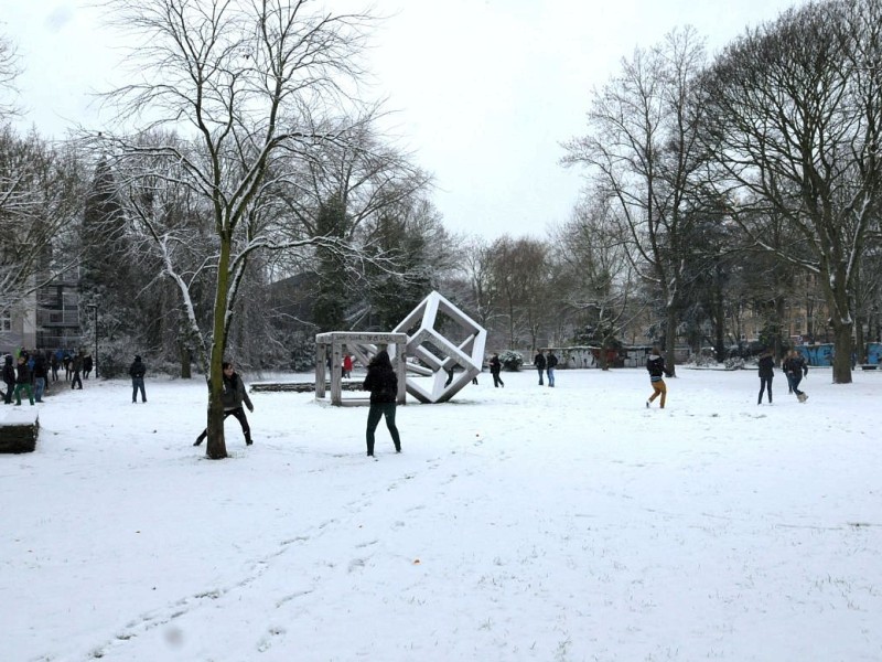 Am 7. Dezember 2012 schneit es in Duisburg. Die Bahnhofsplatte und der Kantpark liegen unter Schnee.Foto: Sinan Sat WAZ FotoPool