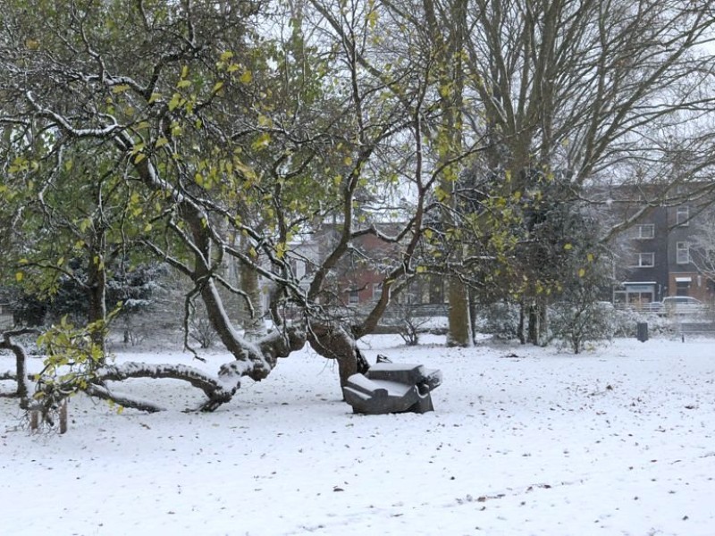 Am 7. Dezember 2012 schneit es in Duisburg. Die Bahnhofsplatte und der Kantpark liegen unter Schnee.Foto: Sinan Sat WAZ FotoPool