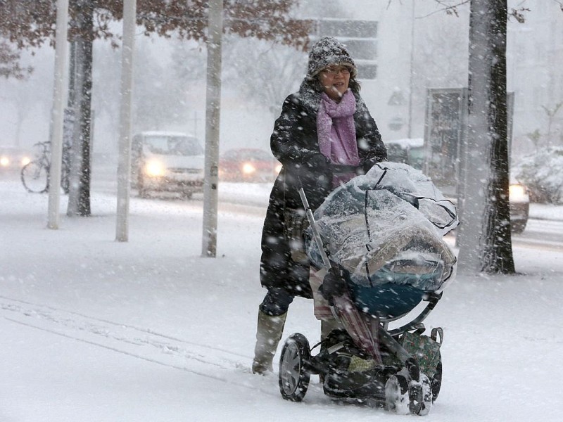 Auch in Düsseldorf schneite es am Freitag. Foto: Stefan Arend / WAZ Fotopool