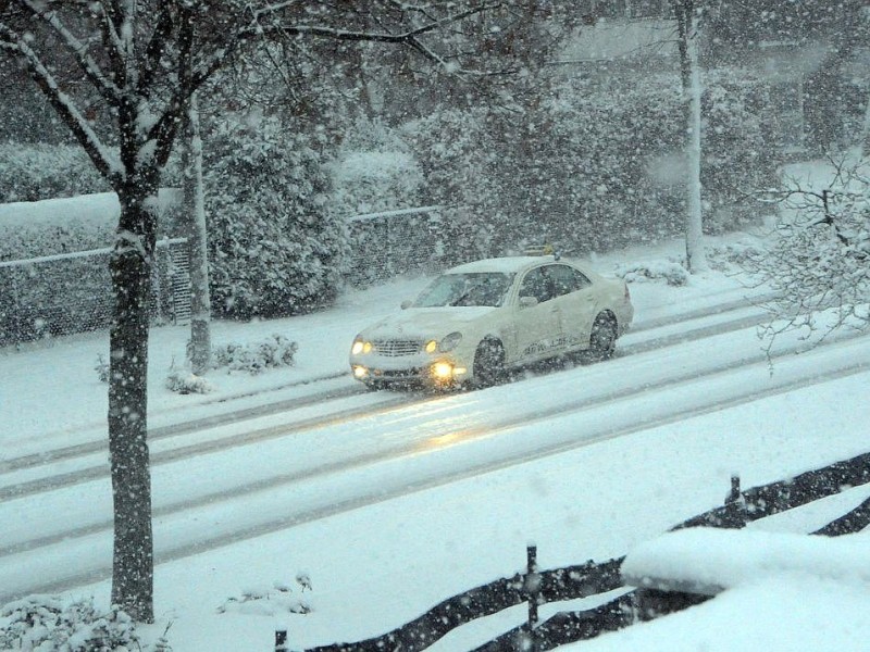 Am Freitagtag, den 07.12.2012 in Kleve schneite es gewaltig.Foto: Heinz Holzbach WAZ FotoPool