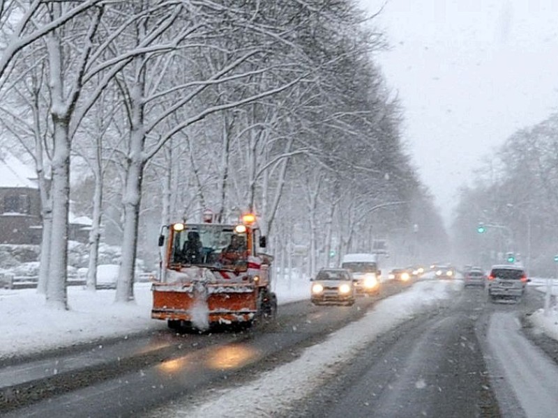 Am Freitagtag, den 07.12.2012 in Kleve schneite es gewaltig.Foto: Heinz Holzbach WAZ FotoPool