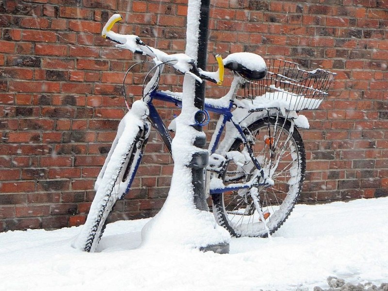 Am Freitagtag, den 07.12.2012 in Kleve schneite es gewaltig.Foto: Heinz Holzbach WAZ FotoPool