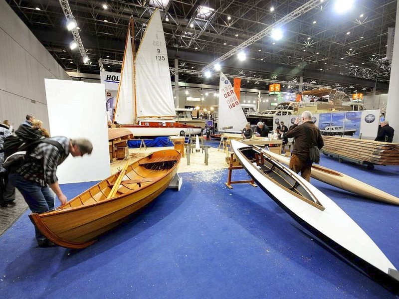 Foto von Mittwoch, den 23.01.2013 von der weltgrößten Bootsausstellung - Boot - in Düsseldorf. Zahlreiche Aussteller aus Duisburg sind dort vertreten und zeigen ihre neuesten Produkte oder werben für ihre Vereine oder Institutionen. Aber auch viele Besucher kommen aus Duisburg zur Wassersport - Messe. Im Foto: Am Stand des Schiffer - Berufs - Kolleg Rhein aus Duisburg werden live Boote gebautIm Foto: Stephan Eickershoff/WAZFotoPool