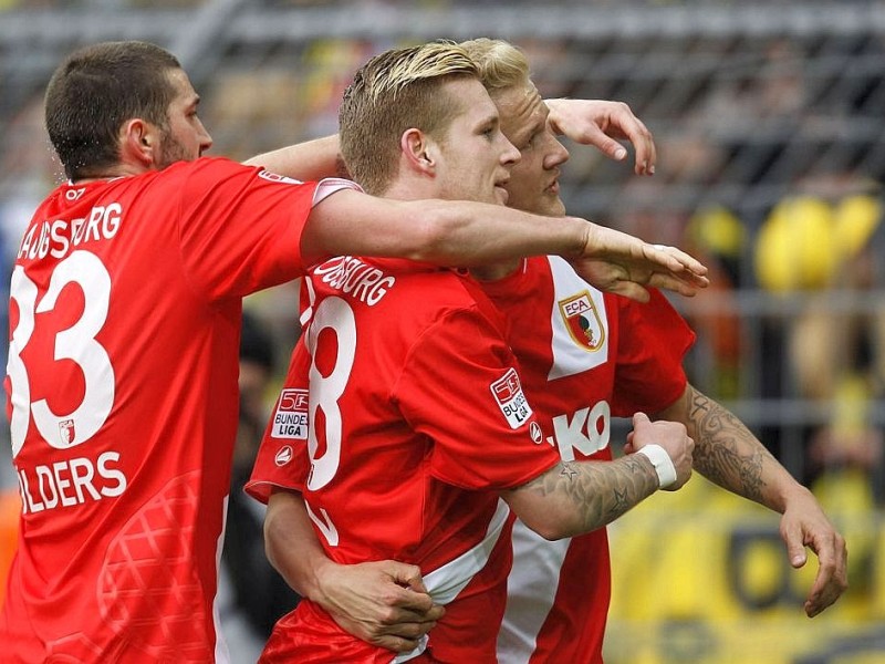 Borussia Dortmund gewinnt vor heimischem Publikum mit 4:2 gegen den FC Augsburg: Für den BVB erzielte Julian Schieber zwei Tore (22., 52.) - außerdem trafen Neven Subotic (64.) und Robert Lewandowski (90.). Für den FC Augsburg waren zwischenzeitlich noch Daniel Baier (43.) und Kevin Vogt (45.) erfolgreich.